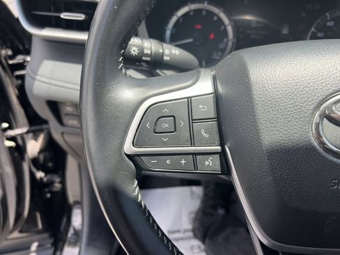 Used 2025 Toyota Highlander LE FWD image 19