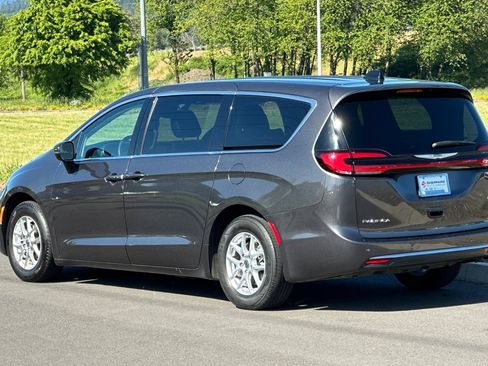 Used 2023 Chrysler Pacifica Touring-L FWD image 5