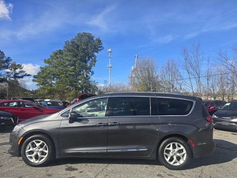 Used 2018 Chrysler Pacifica Touring-L w/ Tire & Wheel Group image 2