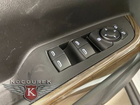 Used 2023 GMC Acadia SLE image 19