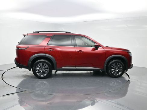 Used 2024 Nissan Pathfinder SV w/ Lighting Package (N92) FWD image 4