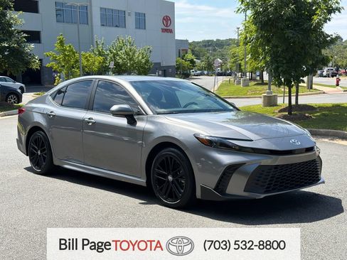 Used 2025 Toyota Camry SE w/ Convenience Package FWD image 1