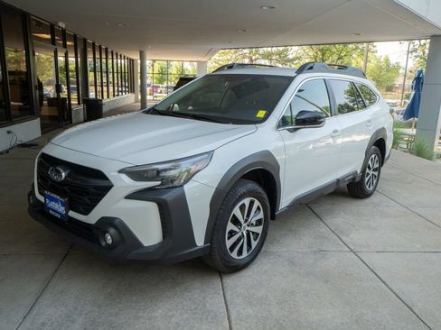 Used 2025 Subaru Outback Premium AWD/4WD image 3