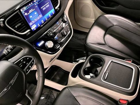 Used 2023 Chrysler Pacifica Touring-L FWD image 17