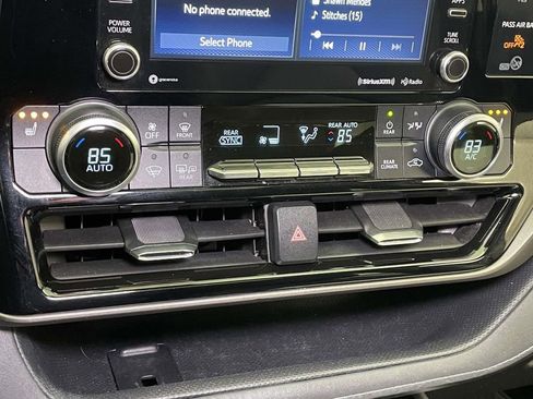 Used 2020 Toyota Highlander XLE image 32