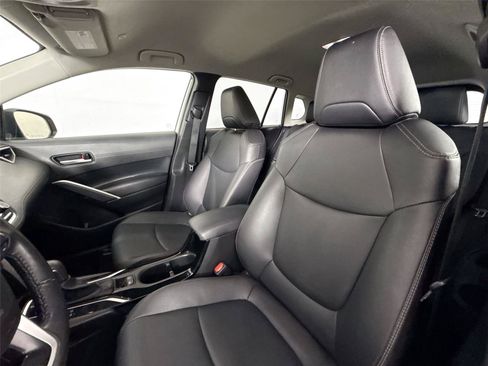 Certified 2025 Toyota Corolla Cross XLE FWD image 3