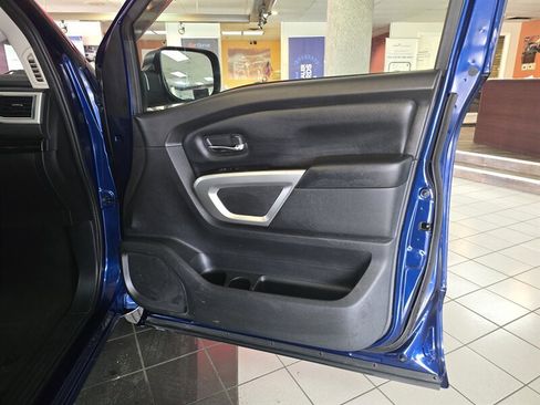 Used 2019 Nissan Titan SV AWD/4WD image 11