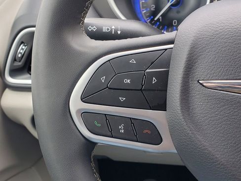 Used 2023 Chrysler Pacifica Touring-L image 22