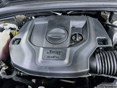 Used 2023 Jeep Grand Cherokee Overland AWD/4WD image 30