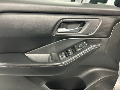 Used 2025 Nissan Rogue SV AWD/4WD image 12