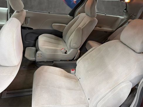 Used 2014 Toyota Sienna LE FWD image 25