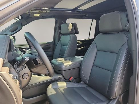 Used 2024 Chevrolet Suburban Z71 w/ Luxury Package image 12