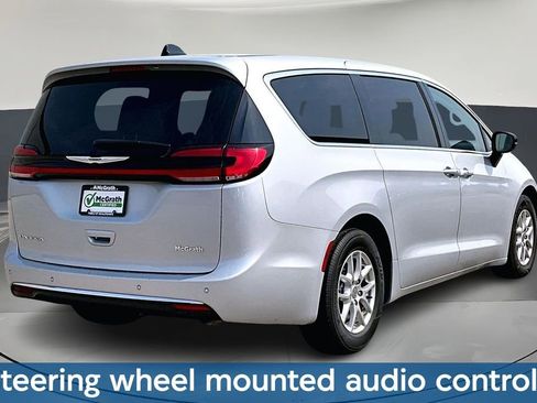 Used 2024 Chrysler Pacifica Touring-L image 7