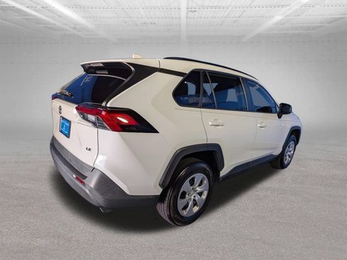 Used 2020 Toyota RAV4 LE FWD image 5