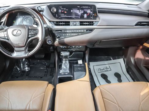 Used 2020 Lexus ES 300h w/ Luxury Package image 29