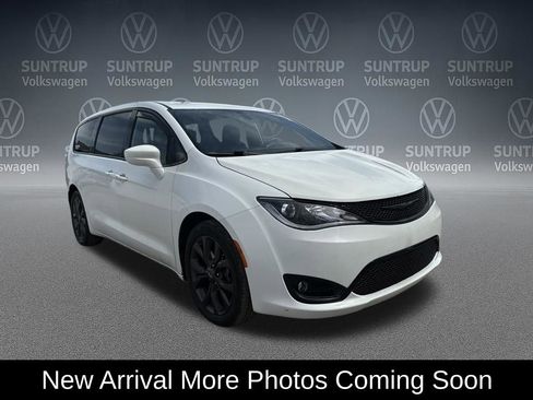 Used 2019 Chrysler Pacifica Touring Plus image 3
