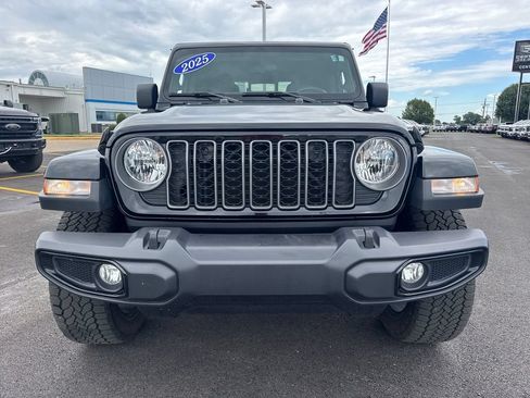 Used 2025 Jeep Gladiator Sport AWD/4WD image 9