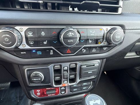 Used 2025 Jeep Wrangler Unlimited Rubicon 4xe AWD/4WD image 35