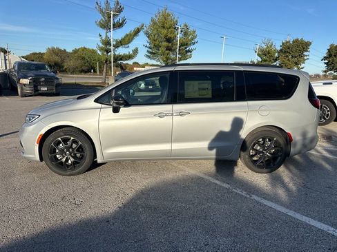 New 2026 Chrysler Pacifica Select image 18