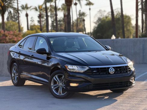 Used 2019 Volkswagen Jetta R-Line FWD image 2