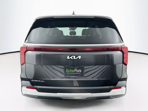 Used 2025 Kia Carnival FWD image 7