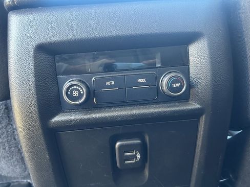 Used 2021 Chevrolet Traverse LS image 27