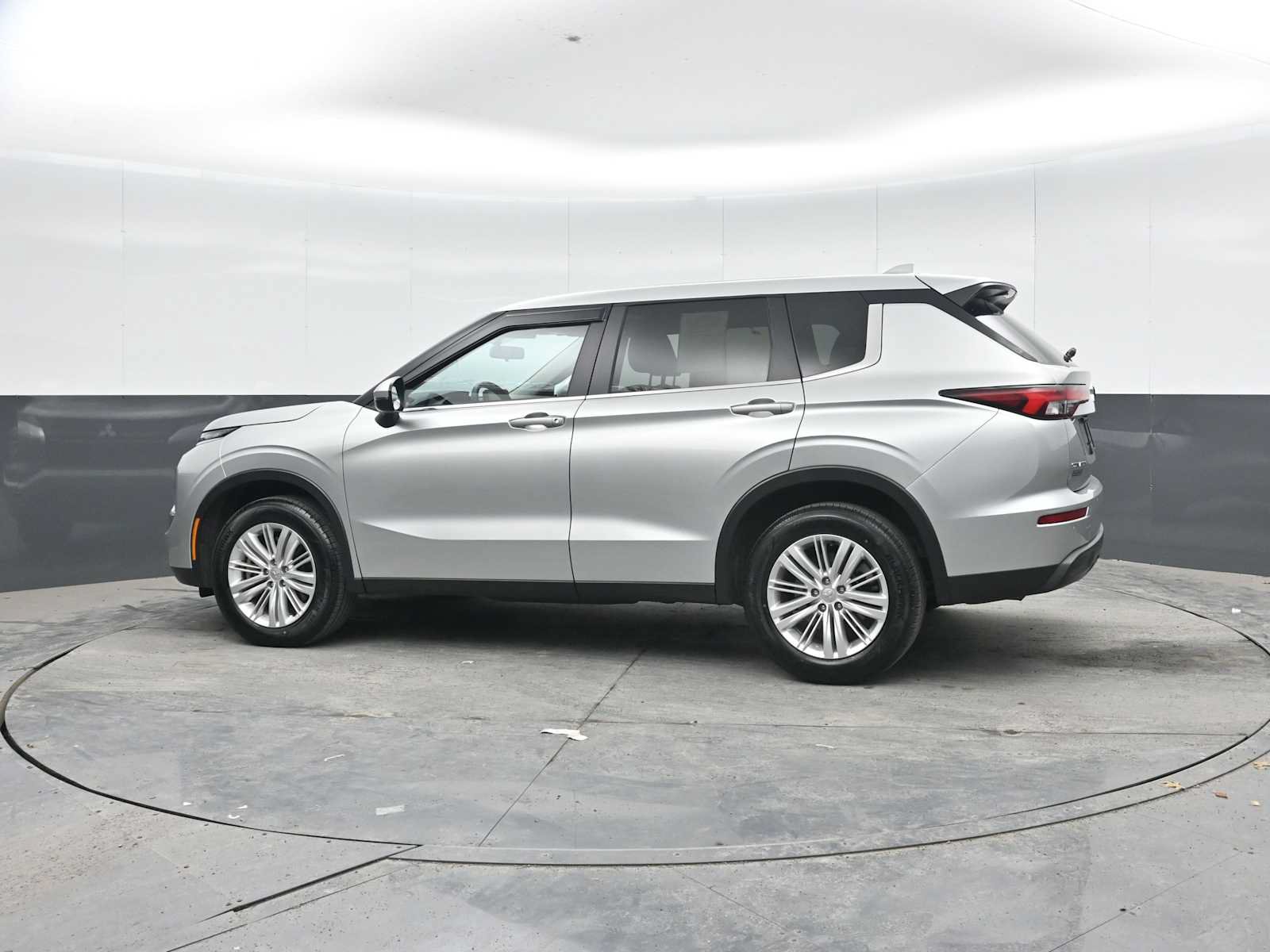 Used 2024 Mitsubishi Outlander ES AWD/4WD image 3