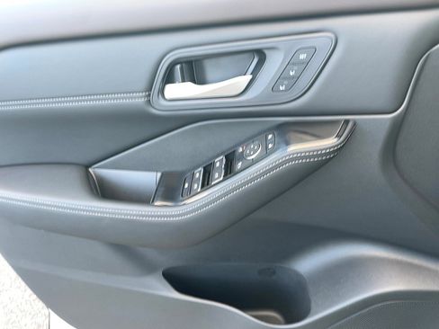 Used 2023 Nissan Rogue SL image 17