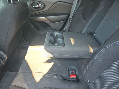 Used 2019 Jeep Cherokee Latitude w/ Popular Appearance Group image 16