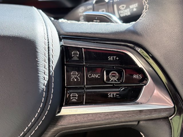 Used 2023 Jeep Grand Cherokee Overland w/ Advanced Protech Group III AWD/4WD image 13