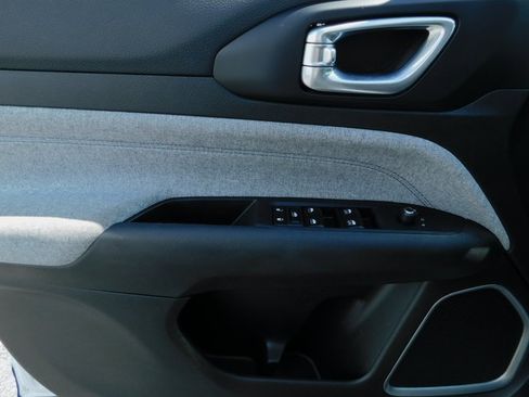 Used 2024 Jeep Compass Latitude image 23