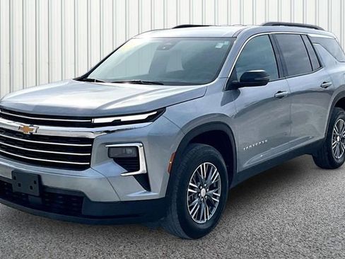Used 2025 Chevrolet Traverse LT image 2
