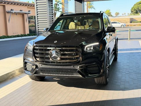 Used 2025 Mercedes-Benz GLS 580 4MATIC image 4