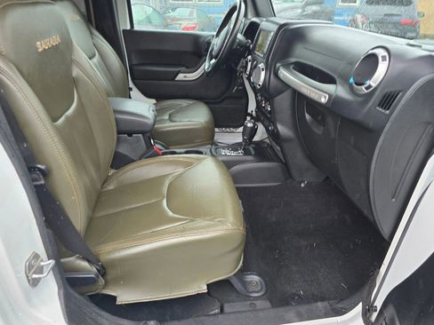 Used 2016 Jeep Wrangler Unlimited Sahara w/ Connectivity Group image 11