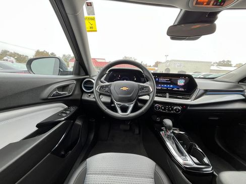 Used 2025 Chevrolet Trax LT w/ LT Convenience Package image 32