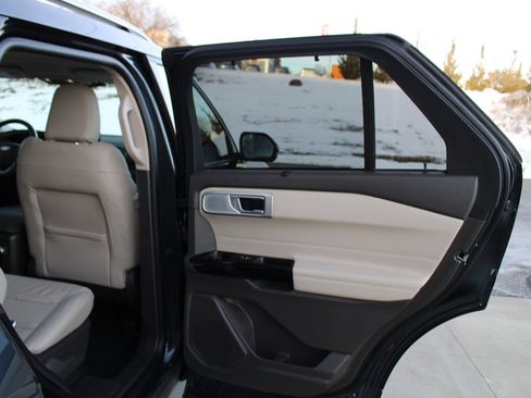 Used 2023 Ford Explorer Platinum w/ Technology Package image 13