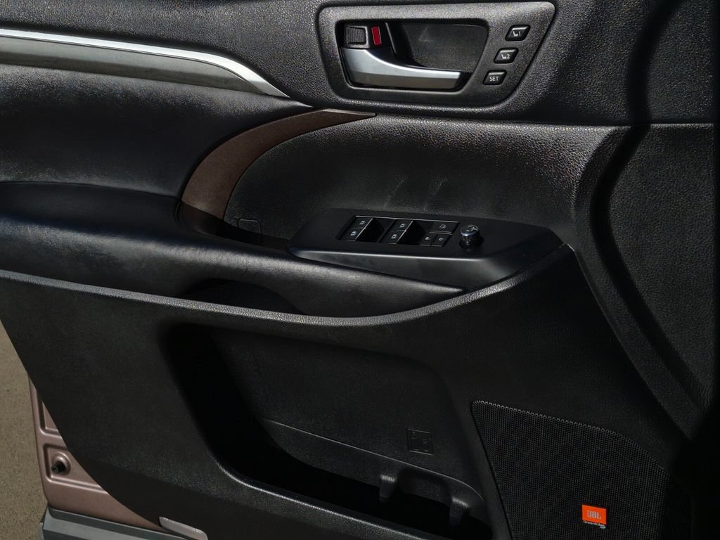 Used 2019 Toyota Highlander Limited FWD image 16