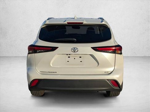 Certified 2024 Toyota Highlander XLE FWD image 6