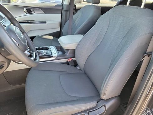 Used 2023 Kia Carnival LX FWD image 12