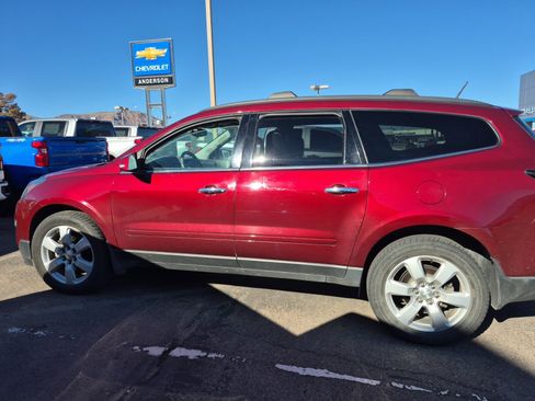 Used 2016 Chevrolet Traverse LT w/ Style and Technology Package image 2