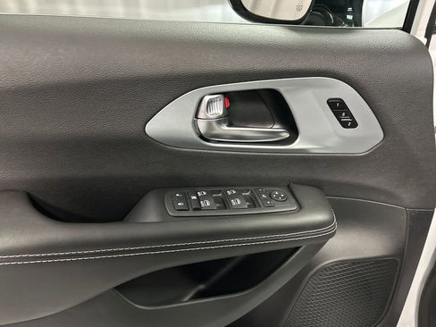 New 2026 Chrysler Pacifica Limited image 12