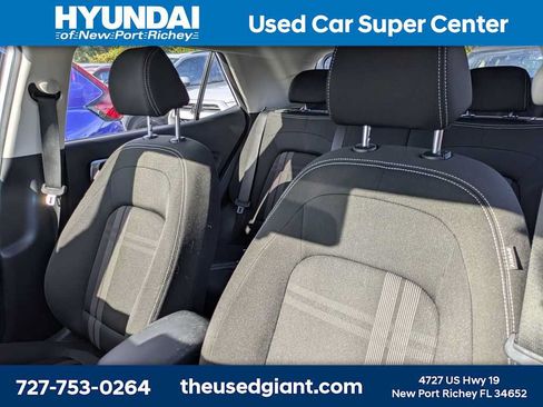 Used 2023 Hyundai Venue SEL FWD image 3