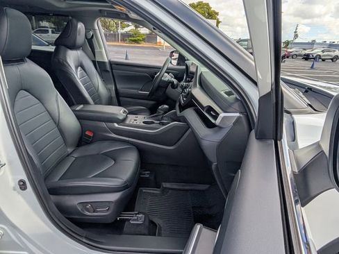 Used 2023 Toyota Highlander XLE FWD image 18