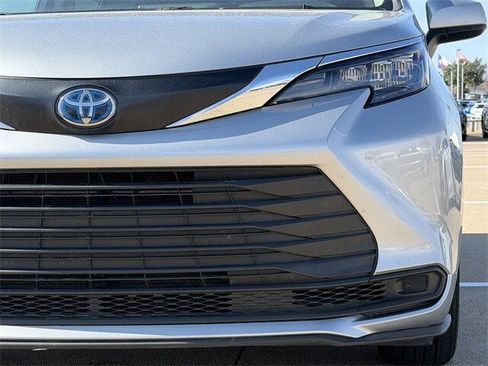 Used 2024 Toyota Sienna LE image 9