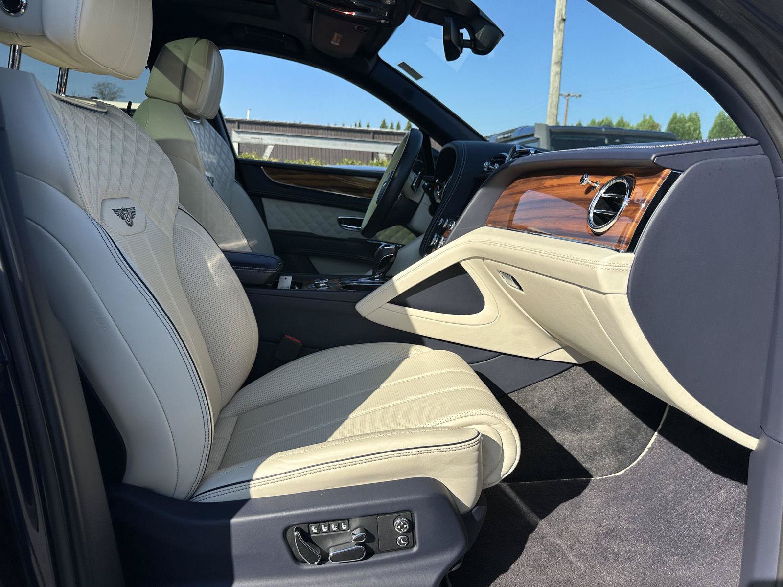Used 2022 Bentley Bentayga AWD/4WD image 16