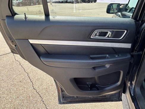 Used 2017 Ford Explorer XLT w/ XLT Technology Feature Bundle AWD/4WD image 14