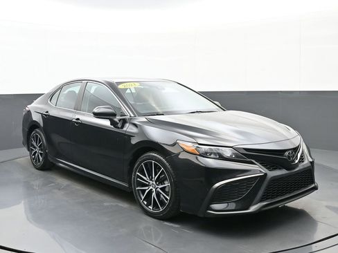 Used 2021 Toyota Camry SE image 1