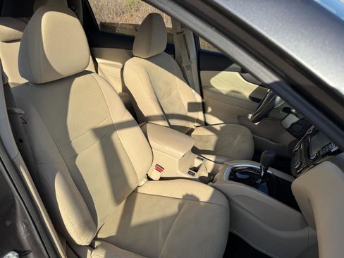 Used 2018 Nissan Rogue SV image 9