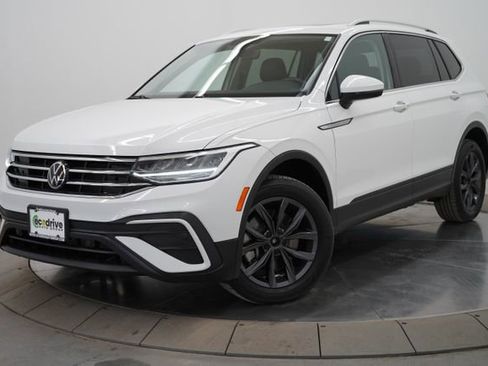 Used 2022 Volkswagen Tiguan SE w/ Panoramic Sunroof Package image 1