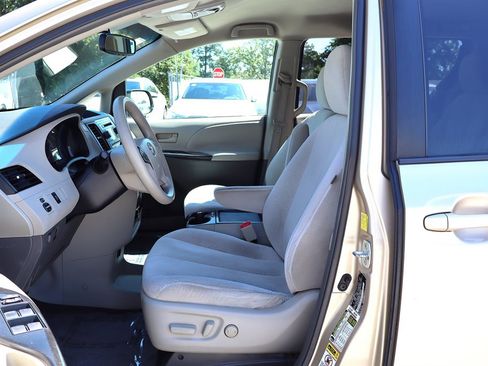 Used 2011 Toyota Sienna LE FWD image 14
